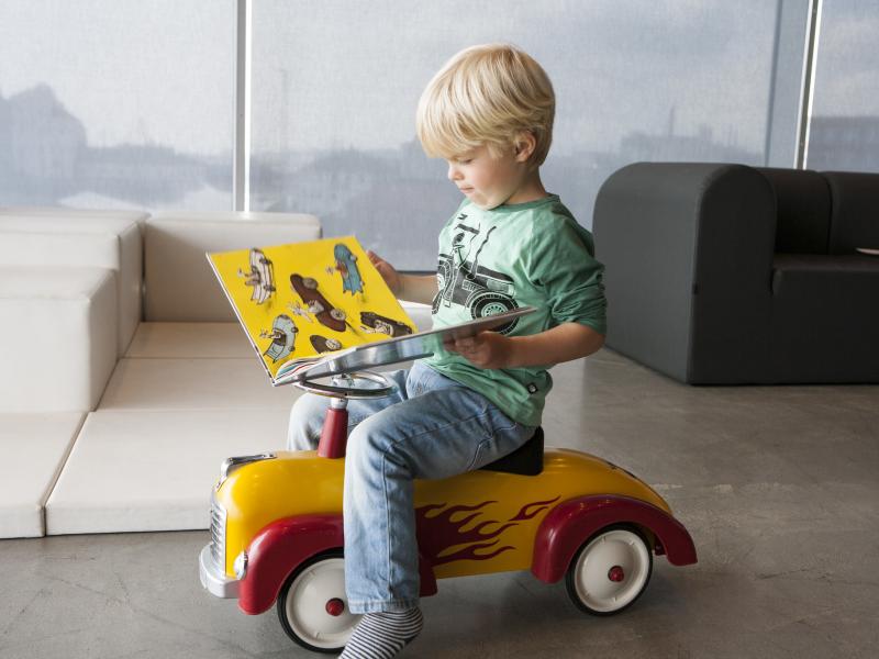 Dreng læser en bog.