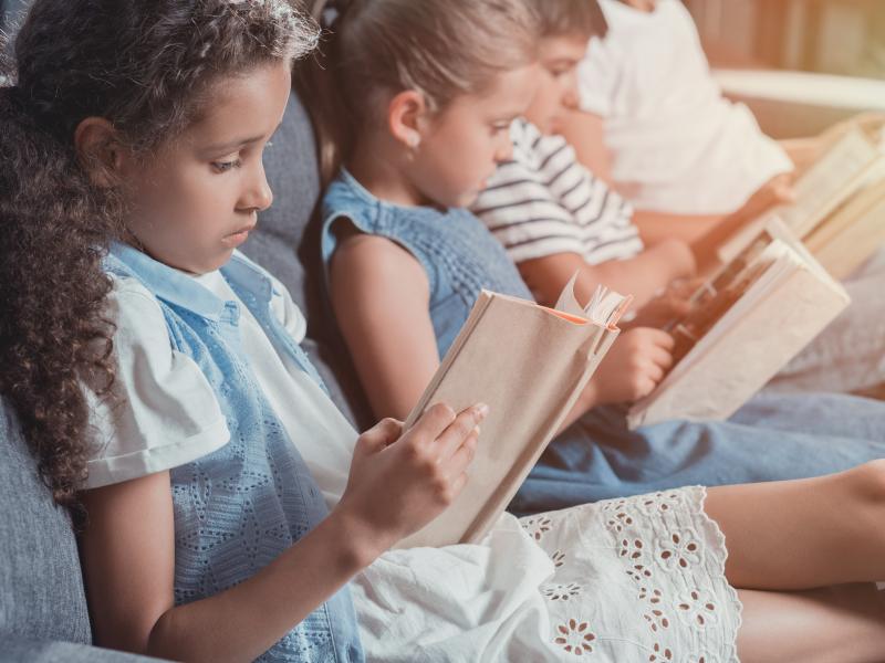 Børn der læser bøger