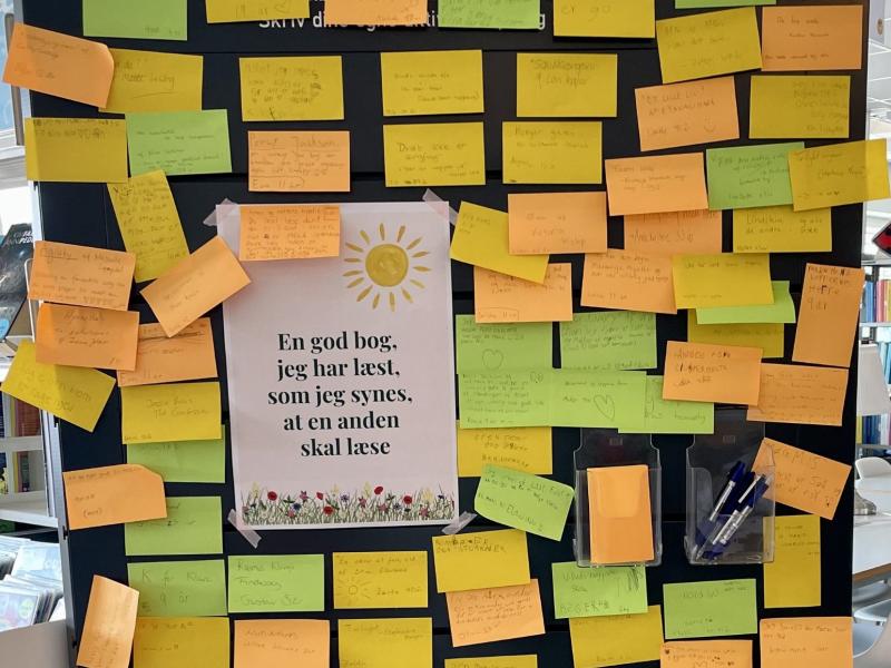 En opslagstavle fyldt af post-ots hvorpå læserne har skrevet deres anbefalinger