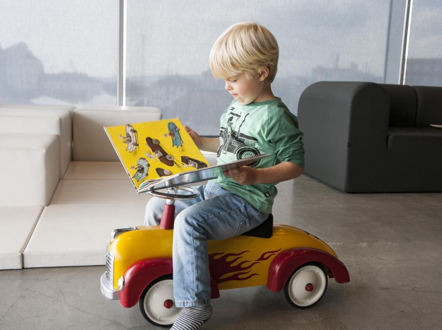 Dreng læser en bog.